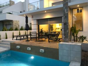 una villa con piscina y una casa en Villa Happy Moments, en Los Alcázares