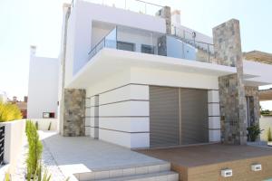 Una casa contemporánea con fachada blanca en Villa Happy Moments, en Los Alcázares