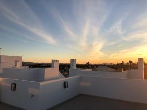 Una vista desde el tejado de un edificio al atardecer. en Villa Happy Moments, en Los Alcázares