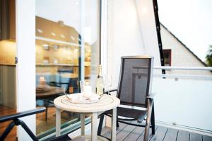 - une petite table sur un balcon avec bougie dans l'établissement Dat-Meerhus, à Büsum