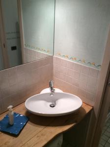 y baño con lavabo blanco y espejo. en apartments in the center of Ferrara excellent for Smart work, en Ferrara