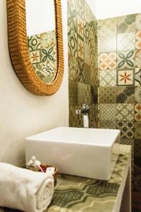 y baño con lavabo y espejo. en Hotel Casa de Vino, en Tequisquiapan