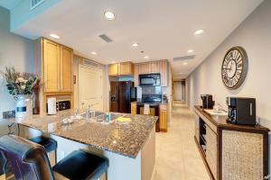 Kuchyň nebo kuchyňský kout v ubytování Gorgeous Oceanfront Condo with BBQ