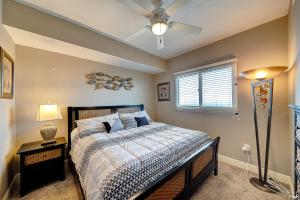 Postel nebo postele na pokoji v ubytování Gorgeous Oceanfront Condo with BBQ + 22 fotografií