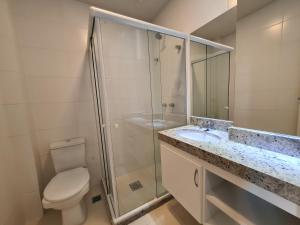 een badkamer met een douche, een toilet en een wastafel bij PORTO AZUL - Praia do Forte - Apart in Cabo Frio +14 foto's