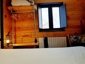 1 dormitorio con cama y ventana en Hostal Erasmus by gaiarooms, en Salamanca