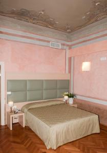 Postel nebo postele na pokoji v ubytování Hotel Villa Maternini