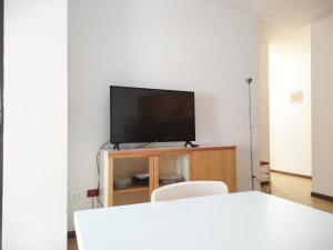 een flatscreen-tv bovenop een houten kast bij Centro Piave Apartment in Trento