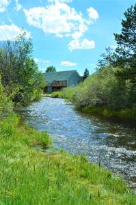 Un río con un edificio a su lado en Twin Rivers By Alderwood Colorado Management, en Fraser