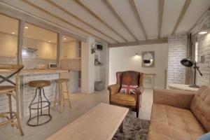 ein Wohnzimmer mit einem Sofa und einem Tisch in der Unterkunft Willow Cottage in Westerham