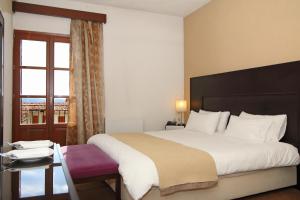 Postel nebo postele na pokoji v ubytování Boutique Hotel Parnassia + 65 fotografií