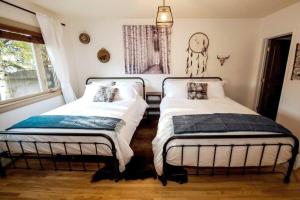 Кровать или кровати в номере Banff Mountain Home- The Real Rockies Experience