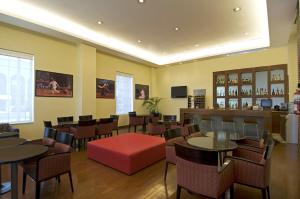 a restaurant with tables and chairs and a bar at Fiesta Inn Ciudad Obregon in Ciudad Obregón