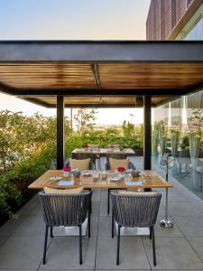 an outdoor dining area with a table and chairs at Fiesta Americana Ciudad de México Satelite in Mexico City