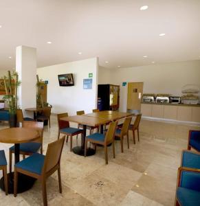 - une salle à manger avec des tables et des chaises dans l'établissement One San Luis Potosi Glorieta Juarez, à San Luis Potosí