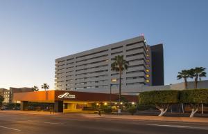 un gran edificio en una calle con palmeras en Fiesta Americana Hermosillo, en Hermosillo