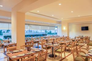 une grande salle à manger avec des tables et des chaises dans l'établissement Fiesta Inn Tijuana Otay Aeropuerto, à Tijuana