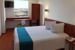 Postel nebo postele na pokoji v ubytování One Queretaro Centro Sur