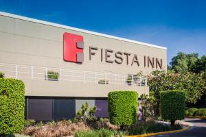 メキシコシティにあるFiesta Inn Ciudad de México Aeropuertoの建物脇の兜宿