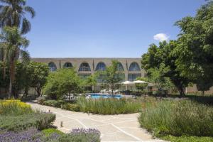 - une vue sur un bâtiment avec une piscine et des arbres dans l'établissement Fiesta Inn Aeropuerto CD Mexico, à Mexico