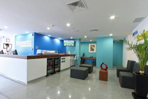 un vestíbulo de una farmacia con una pared azul en One Guadalajara Periferico Poniente en Guadalajara