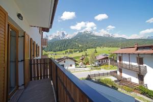 Elle comprend un balcon offrant une vue sur les montagnes. dans l'établissement Design Residence Del Passo, à Padola