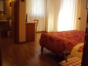 Een bed of bedden in een kamer bij HOTEL La Locanda