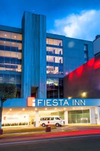 een ziekenhuis met een busje geparkeerd voor een gebouw bij Fiesta Inn Tlalnepantla in Mexico-Stad