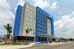 a hotel with a blue building on a street at One Villahermosa 2000 in Villahermosa