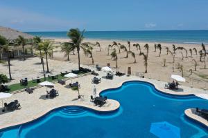 - une vue aérienne sur un complexe avec une plage dans l'établissement Hotel Arenas del Mar Resort, à Tampico