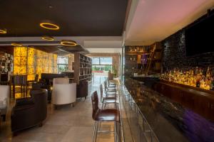 Lounge nebo bar v ubytování Grand Fiesta Americana Queretaro