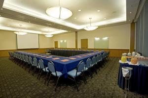 une salle de conférence avec une grande table et des chaises dans l'établissement Fiesta Inn Colima, à Colima