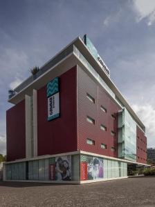 a large red building with a sign on it at Gamma Morelia Belo in Morelia