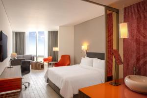 una camera d'albergo con un letto e un bagno di Fiesta Inn Cancun Las Americas a Cancún Altre 41 foto