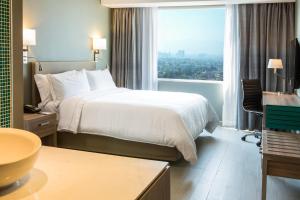 ein Hotelzimmer mit einem Bett und einem großen Fenster in der Unterkunft Fiesta Inn Express Ciudad de México Forum Buenavista in Mexiko-Stadt