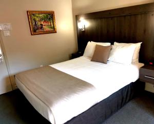 Un ou plusieurs lits dans un hébergement de l'établissement Hotel et Motel Le Chateauguay