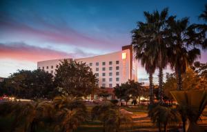 un gran edificio blanco con un cartel. en Fiesta Inn Culiacan en Culiacán