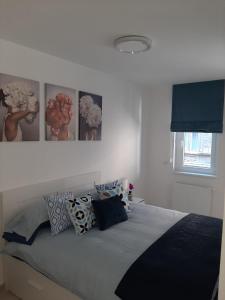 una camera da letto con un grande letto con lenzuola e cuscini blu di Rozsa 55 Appartment a Budapest
