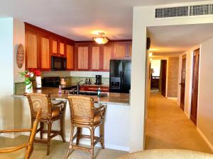 Kuchyň nebo kuchyňský kout v ubytování Kona by the Sea Oceanfront Condo KBTS407