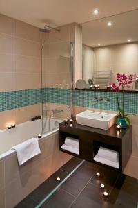 y baño con lavabo, ducha y bañera. en Red & Blue Design Hotel Prague, en Praga