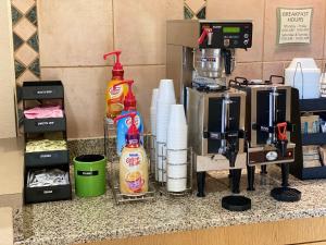 Příslušenství pro přípravu čaje a kávy v ubytování La Quinta Inn by Wyndham Tyler