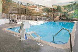 una gran piscina con un mural en la pared en Holiday Inn Hotel & Suites Des Moines-Northwest, an IHG Hotel, en Urbandale