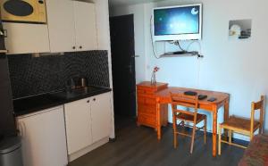 Una cocina o kitchenette en Cap de Mer - Vue sur mer - Une chambre - Une terrasse - Accès direct plage - Commerces à proximités