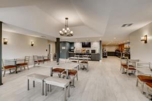 Kuchyň nebo kuchyňský kout v ubytování Orangewood Inn and Suites Midtown