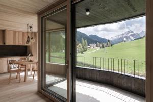 balcón con vistas a la montaña en Larix Lodge en La Villa