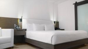 Rúm í herbergi á The Nest Hotel Palo Alto