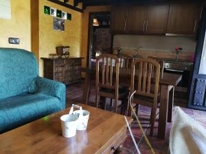 - un salon avec un canapé et une table dans l'établissement Apartamentos Anateresa, à Mogarraz
