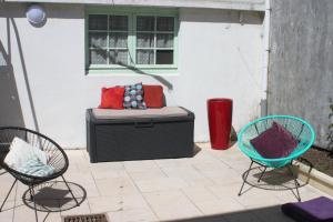 a patio with two chairs and a bench at Maison du port, à 100 m de la mer jusqu'à 9 personnes in Cancale
