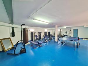 デニアにあるTerraza al Marの卓球台と椅子のあるジム