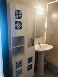 a small bathroom with a sink and a mirror at Appartement au pied des pistes- Piau Engaly in Aragnouet +23 photos